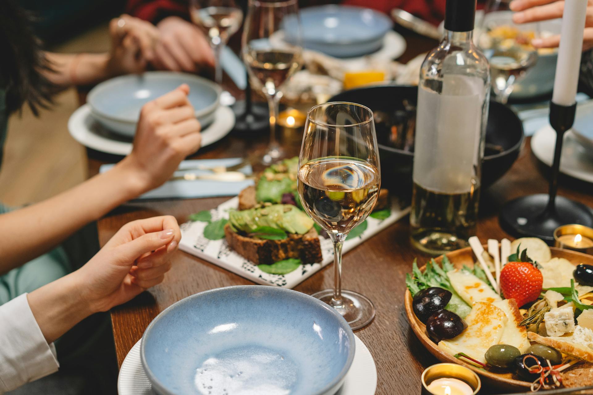 How to Host a Shabbat Dinner (Beginner Friendly Guide)